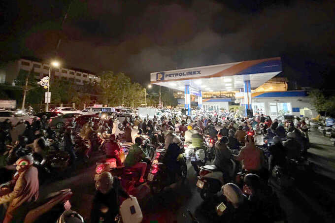 Người dân Đà Lạt đổ xô mua xăng