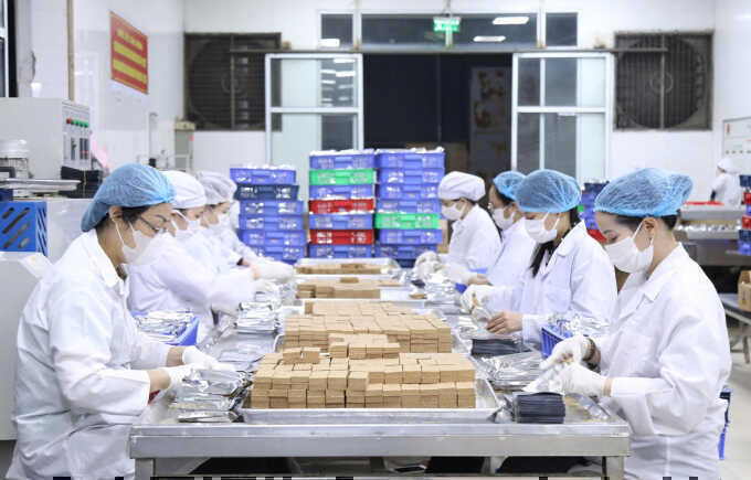 Quân đội xuyên đêm sản xuất 30 tấn lương khô cứu trợ miền Trung