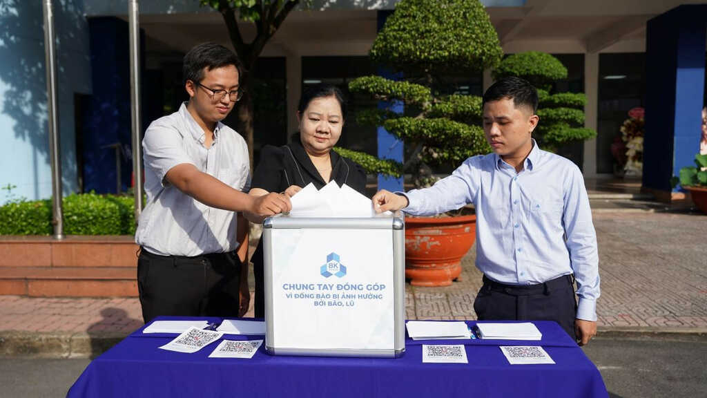 Trường đại học miễn toàn bộ học phí cho hai anh em sinh viên mất cha mẹ vì lũ