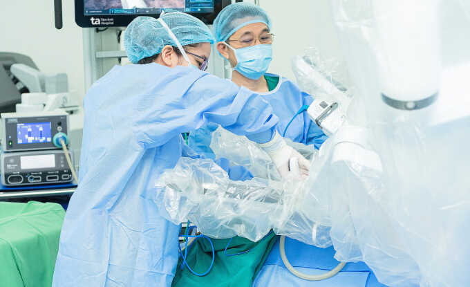Ai có thể mổ u lồng ngực bằng robot?