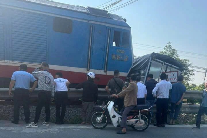 Xe tải băng qua đường sắt khi tàu hỏa tới gần, tài xế thoát chết