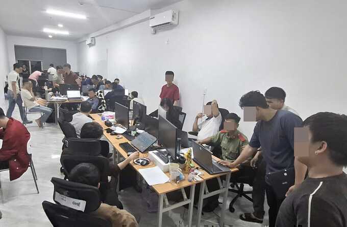 Tuyển 63 cử nhân để làm web đánh bạc