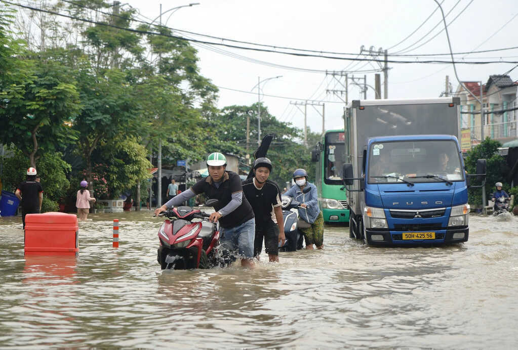 Triều cường chưa đạt đỉnh, nhiều nơi ở TPHCM đã mênh mông nước