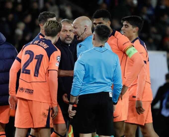 Flick chê tuyến giữa Barca