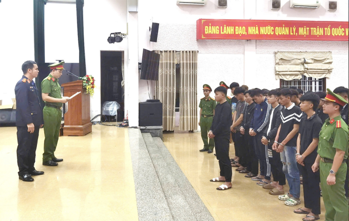 45 thanh thiếu niên hỗn chiến