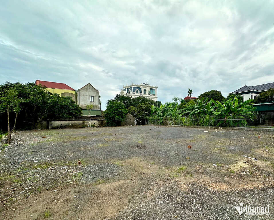 Dân phản ánh: Nhà xây 25 năm trước muốn chuyển sang đất ở, cán bộ nói phải phá nhà trước