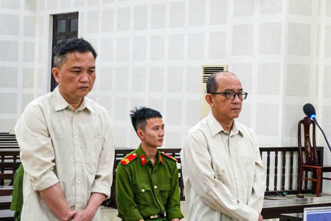 Anh em cựu phó giám đốc ngân hàng bị cáo buộc chiếm đoạt hai căn nhà