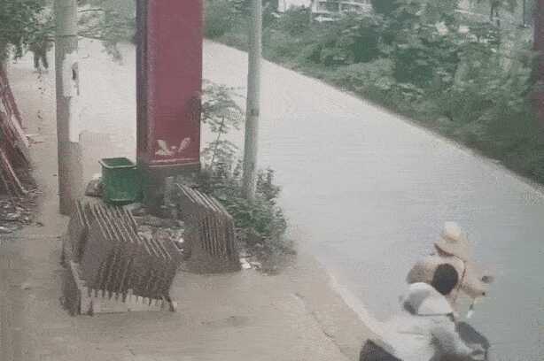 Khởi tố đối tượng đẩy Đại úy CSGT vào đầu xe tải