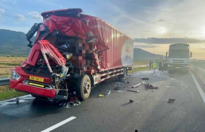 Ôtô tải tông nhau, cao tốc Vĩnh Hảo - Phan Thiết phải đóng đường