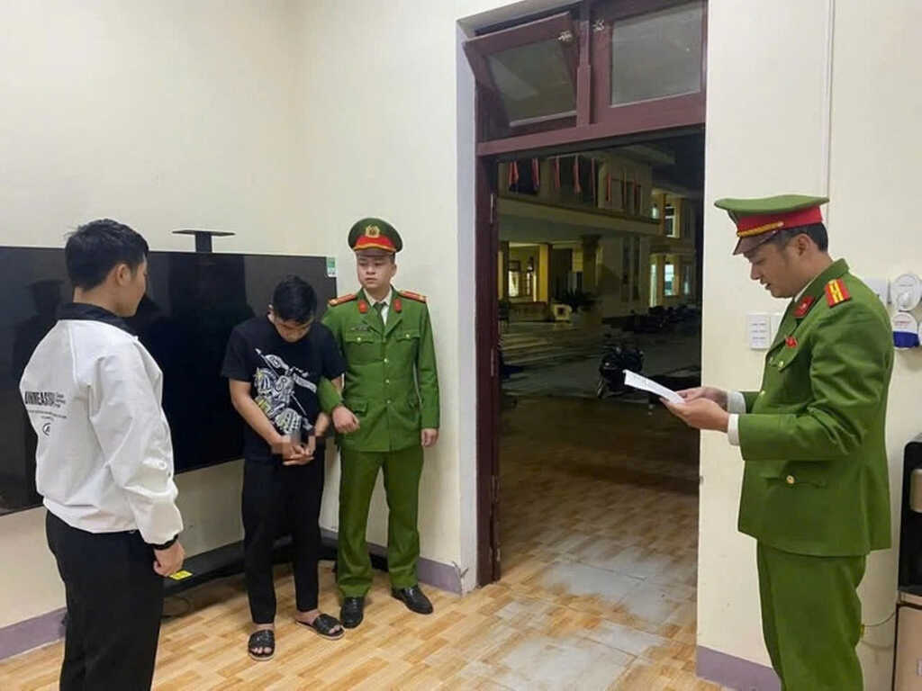 Ra tù chưa lâu, thanh niên trộm ô tô chở bạn gái