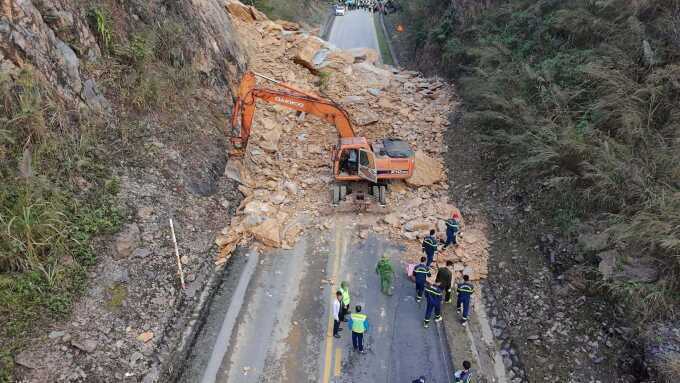 Sạt lở đất đá ở đèo Thung Khe, 3 người bị vùi lấp