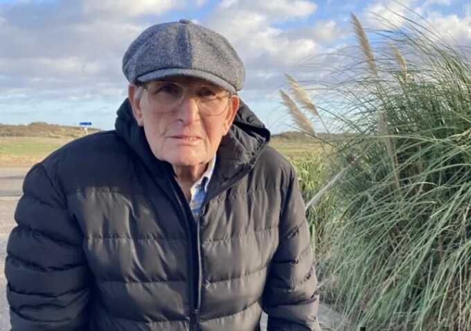 Bị phạt 300 USD vì nhổ chiếc lá bị gió thổi vào miệng