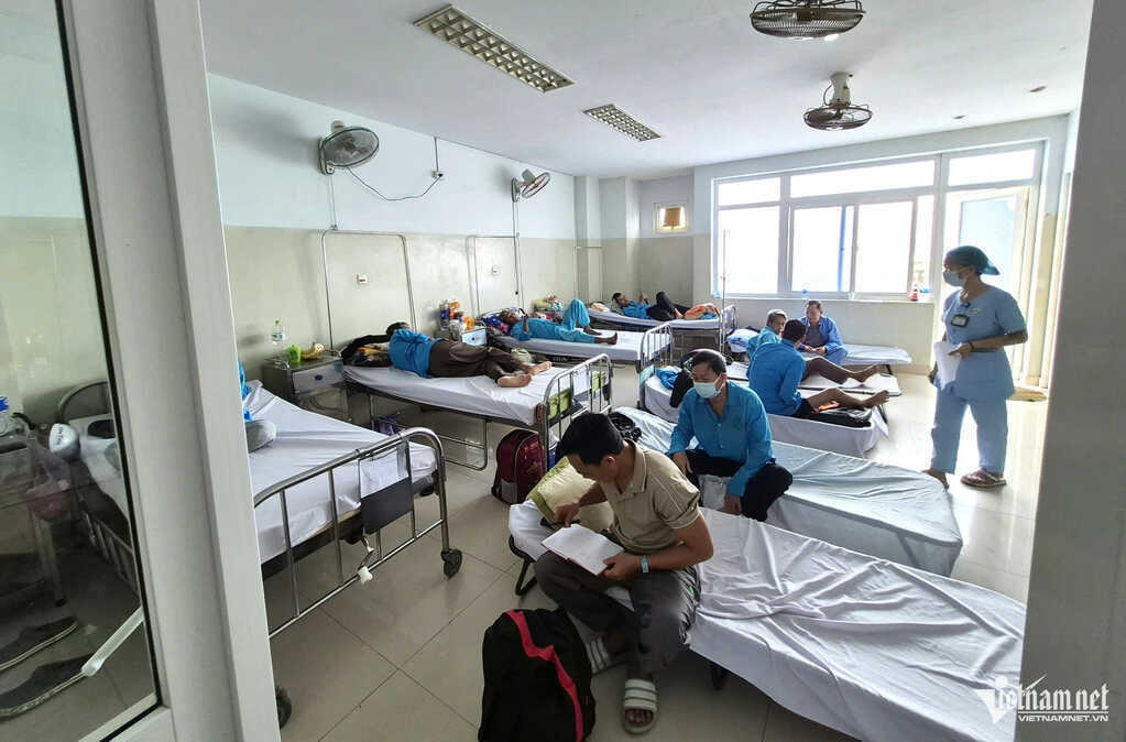 Bệnh viện Ung bướu Đà Nẵng quá tải, bệnh nhân nằm giường xếp cả ngoài hành lang