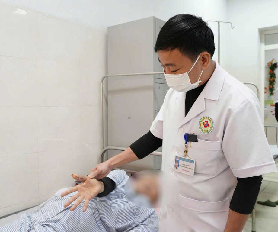 Cấp cứu vì nghe hàng xóm mách đắp lá hành chữa vết thương