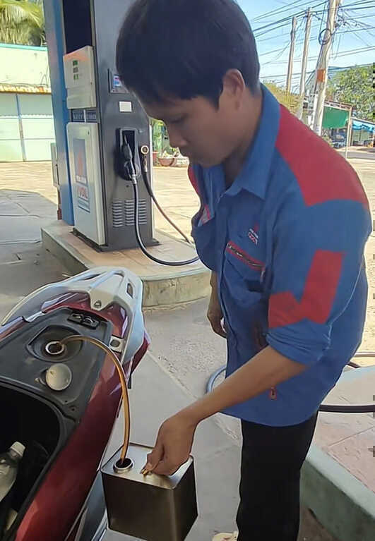 Từ chối thanh toán chuyển khoản, nhân viên cửa hàng hút lại xăng khiến khách dắt bộ 3km