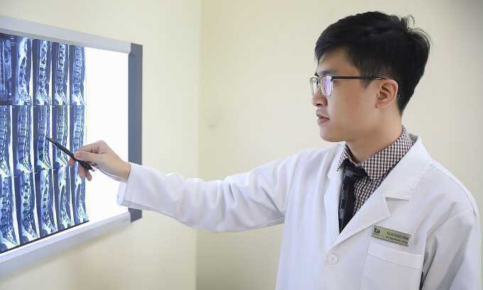 Vì sao người già dễ bị biến dạng cột sống?