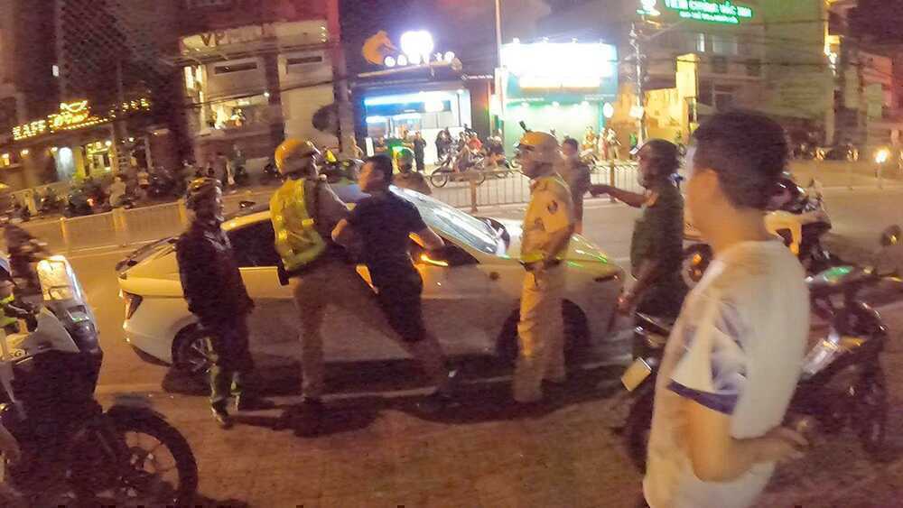 ​Đề nghị truy tố 2 người đàn ông say xỉn tráo đổi vị trí lái xe để qua mặt CSGT