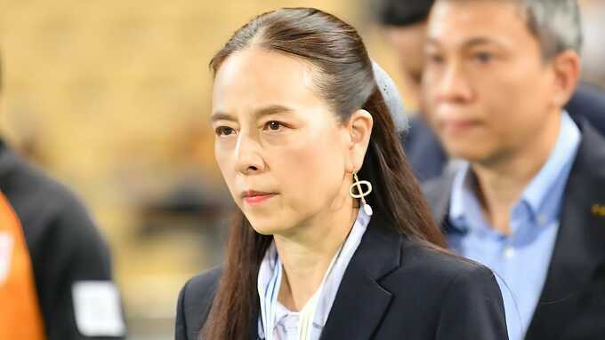 Madam Pang đeo bông tai 20.000 USD