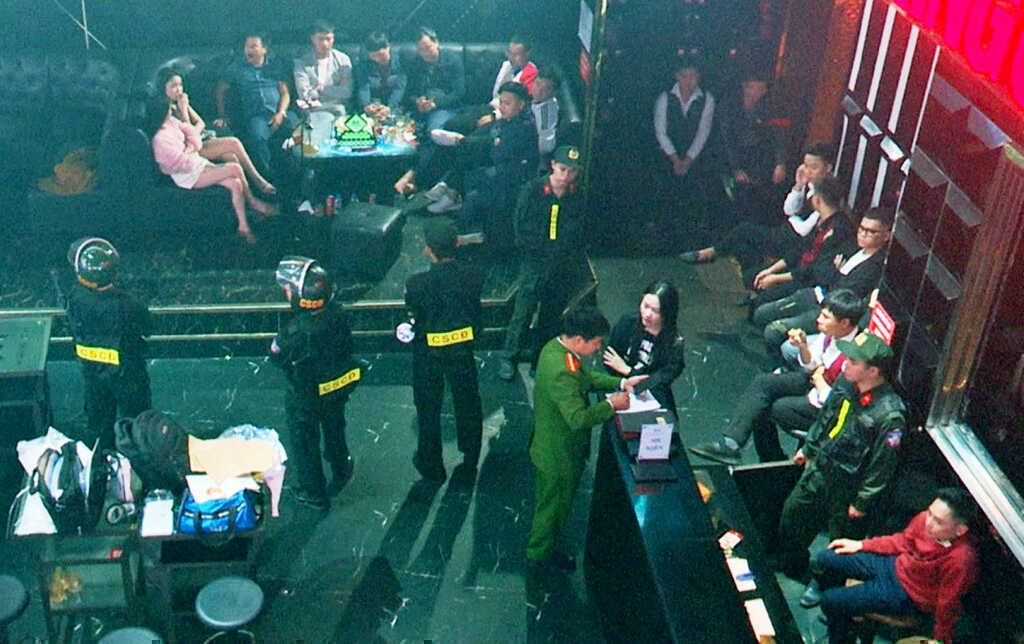 Hàng trăm cảnh sát đồng loạt đột kích 2 quán bar lớn ở Ninh Bình