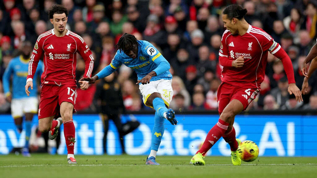 Liverpool thắng vất vả đội bét bảng