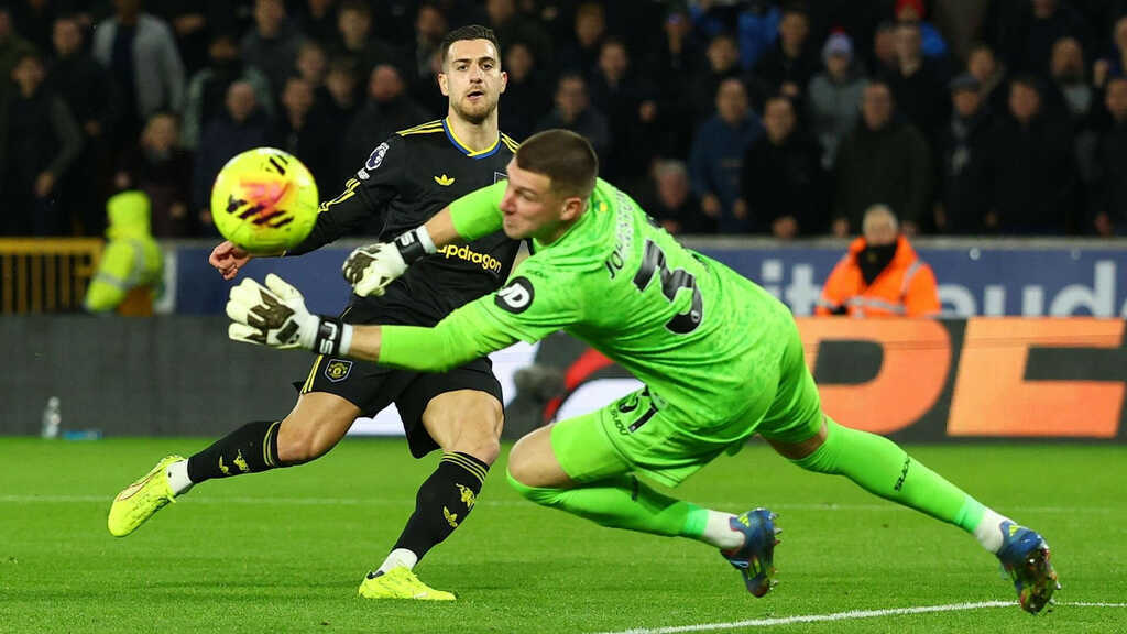 Bruno Fernandes rực sáng, MU đè bẹp Wolves