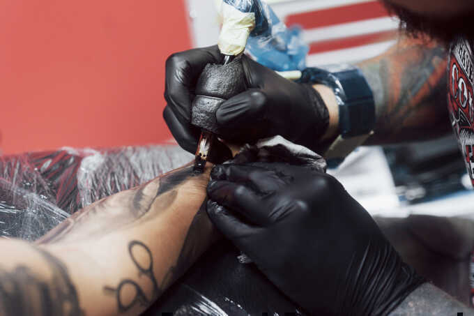 Hình xăm ảnh hưởng đến hiệu quả vaccine ra sao?