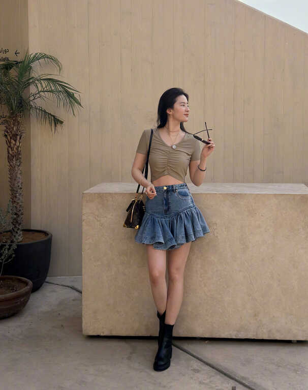 Lưu Diệc Phi mặc tôn eo