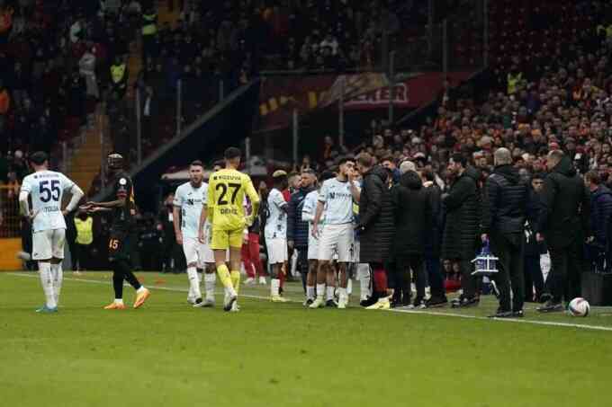 Đối thủ bỏ cuộc sau khi Morata ghi bàn