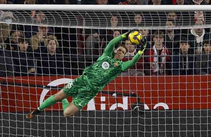 Szczesny - thủ môn về hưu giúp Barca 