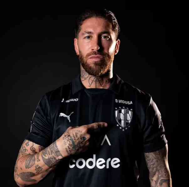 Vợ từ chối cùng Ramos sang CLB mới