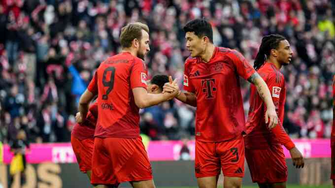Bayern bị cấm mặc áo sân nhà ở Champions League