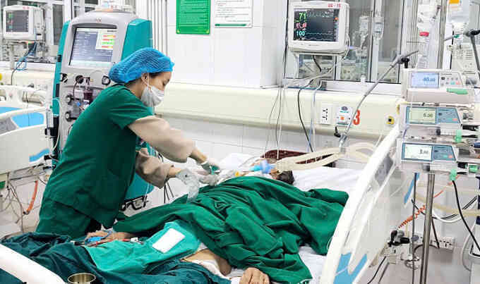 Uống rượu không ăn, người đàn ông ngộ độc, teo não