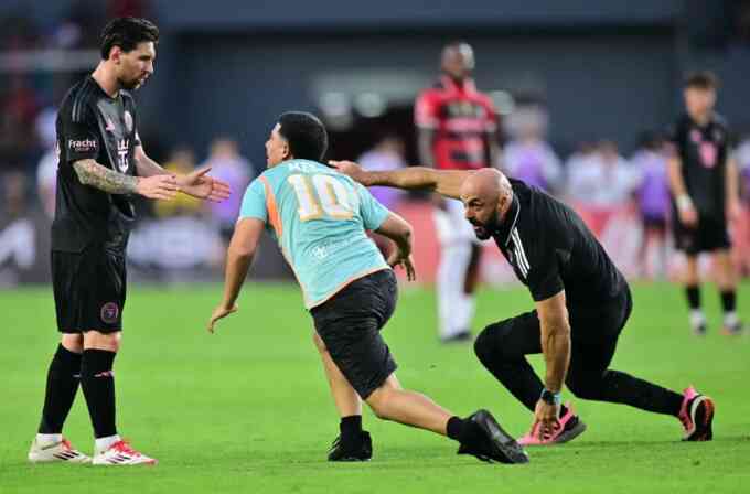 Vệ sĩ của Messi chê công tác an ninh các SVĐ
