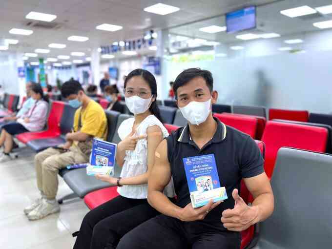 Người trẻ tặng quà sức khỏe dịp Valentine