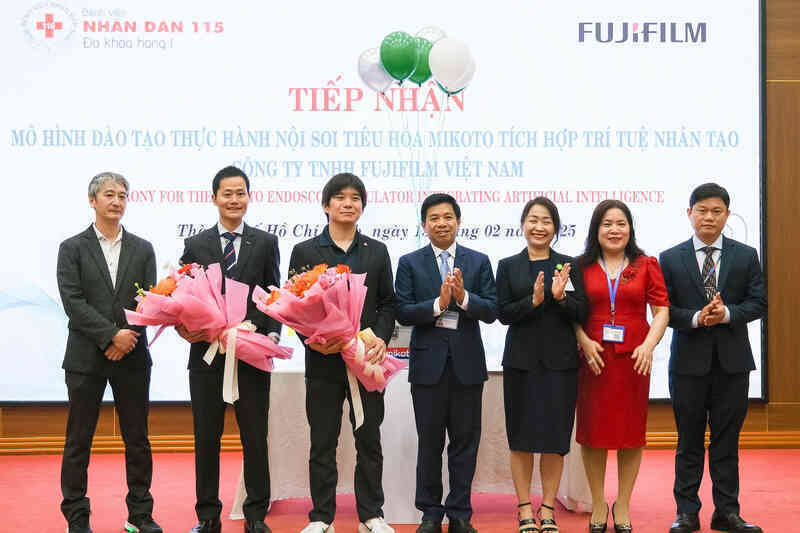 Fujifilm tặng mô hình mô phỏng thực hành nội soi cho Bệnh viện Nhân dân 115