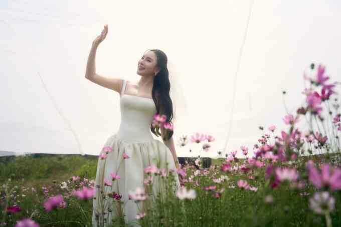 Hồ Quỳnh Hương hát về tình yêu