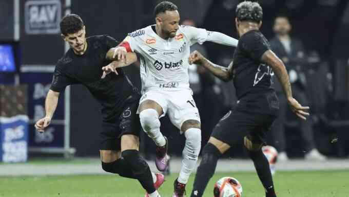 Neymar đổ lỗi cho bóng sau thất bại