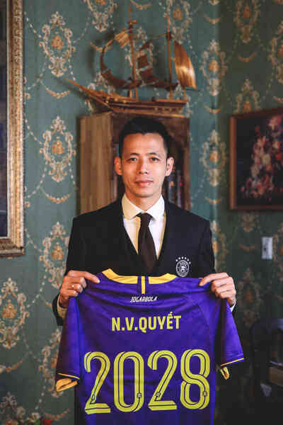 Văn Quyết gia hạn với Hà Nội FC đến 37 tuổi