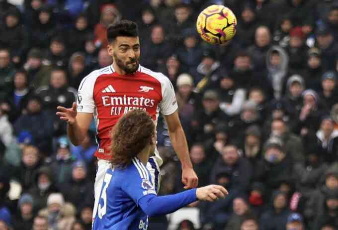 Arsenal phả hơi nóng vào Liverpool