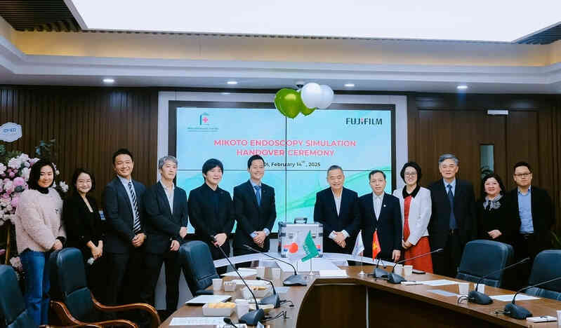 Fujifilm Việt Nam tặng BV Đại học Y Hà Nội mô hình mô phỏng thực hành nội soi