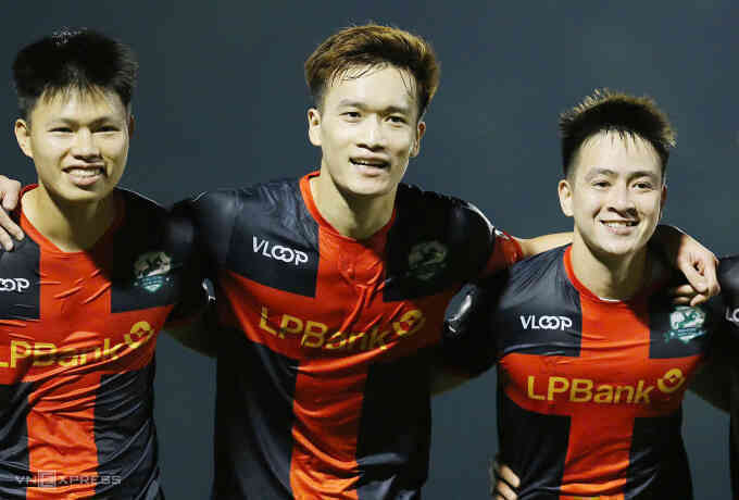 Hoàng Đức ghi siêu phẩm vào lưới đội bóng của Công Phượng