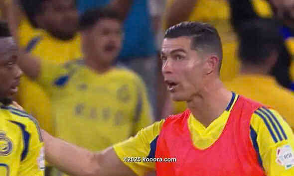 Ronaldo chỉ đạo đồng đội sau khi bị thay ra