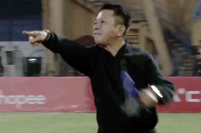 HLV Văn Sỹ Sơn lĩnh án vì phản ứng trọng tài V-League