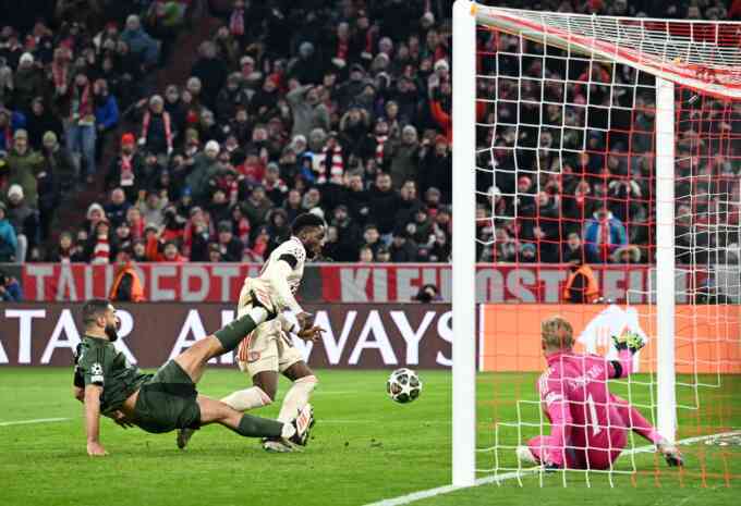 Bayern vào vòng 1/8 Champions League ở phút bù cuối