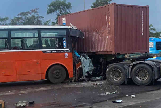 Hàng chục công nhân la hét thất thanh trên xe khách gặp nạn
