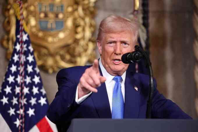 Ông Trump sắp áp thuế xe hơi, thuốc, chip vào Mỹ