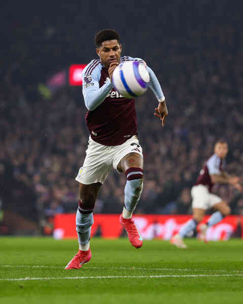 Salah giúp Liverpool thoát thua trên sân Aston Villa