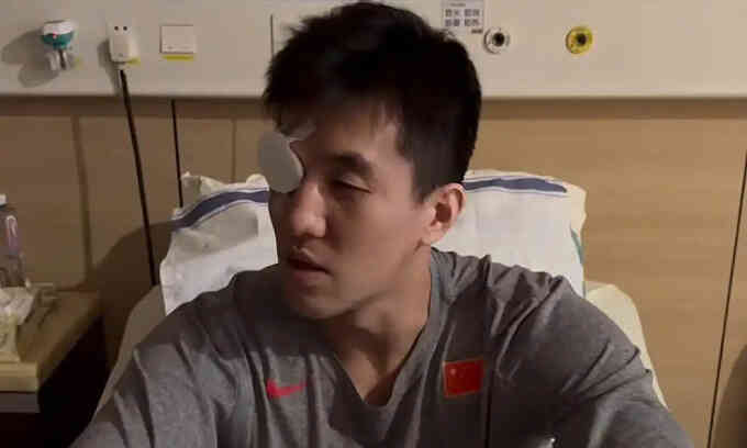 Sao bóng rổ Trung Quốc nguy cơ bị mù vì va chạm với đồng đội