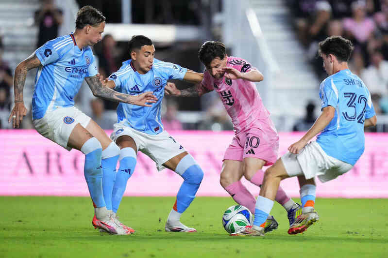 Messi mắng trọng tài, nổi đóa túm cổ đối thủ