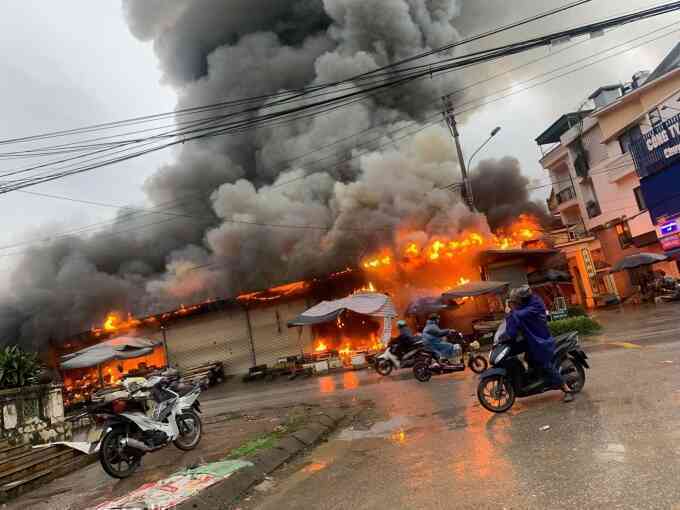 Cháy chợ ở Tuyên Quang